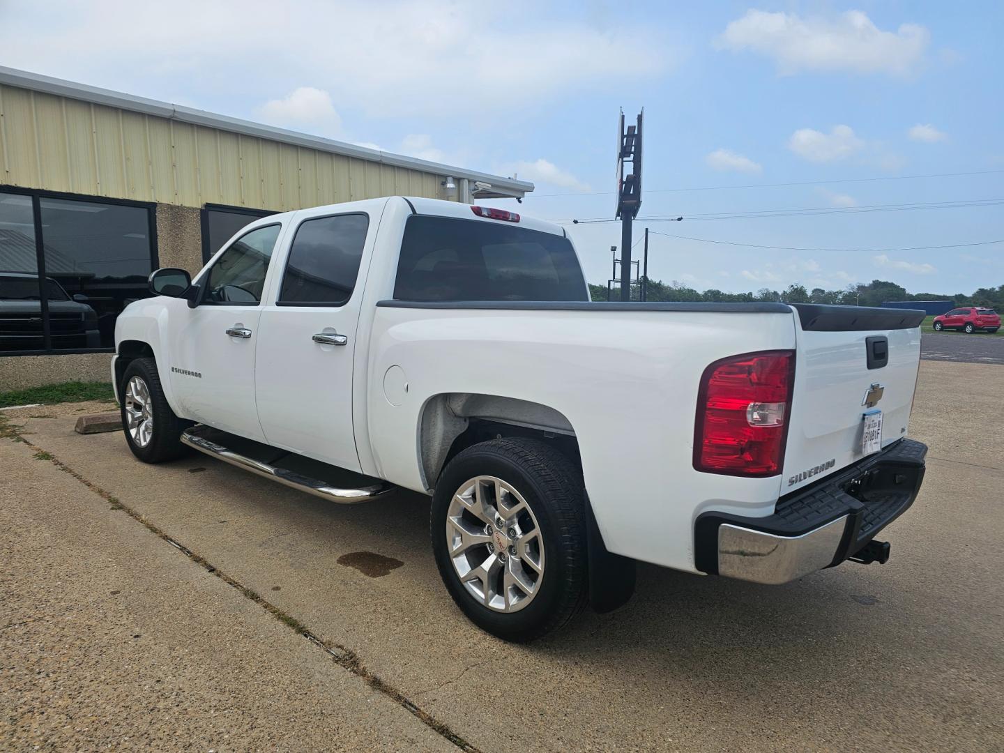 2007 WHITE Chevrolet Silverado 1500 LT1 Crew Cab 2WD (2GCEC13J271) with an 5.3L V8 OHV 16V engine, 4-Speed Automatic Overdrive transmission, located at 533 S Seven Points BLVD, Seven Points, TX, 75143, (430) 255-4030, 32.313999, -96.209351 - Photo#3